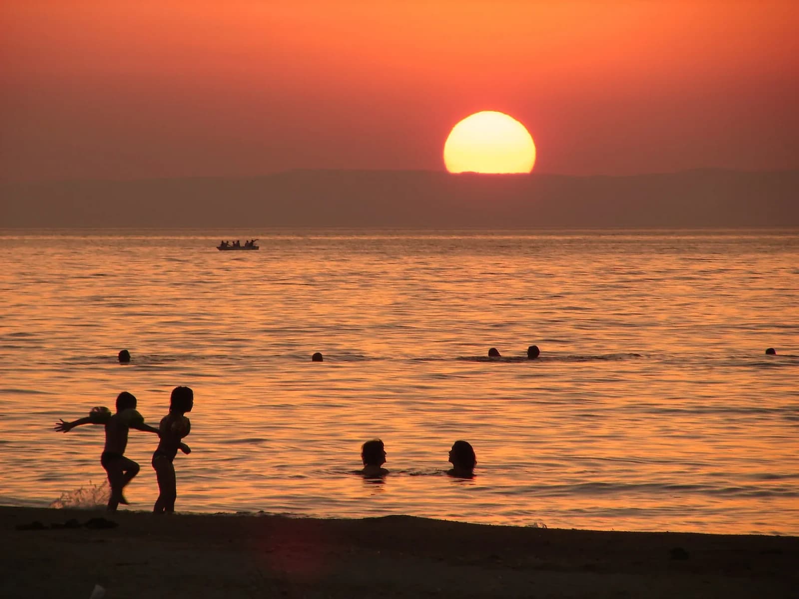 Avşa Adası sahilinde gün batımı ve Marmara Denizi