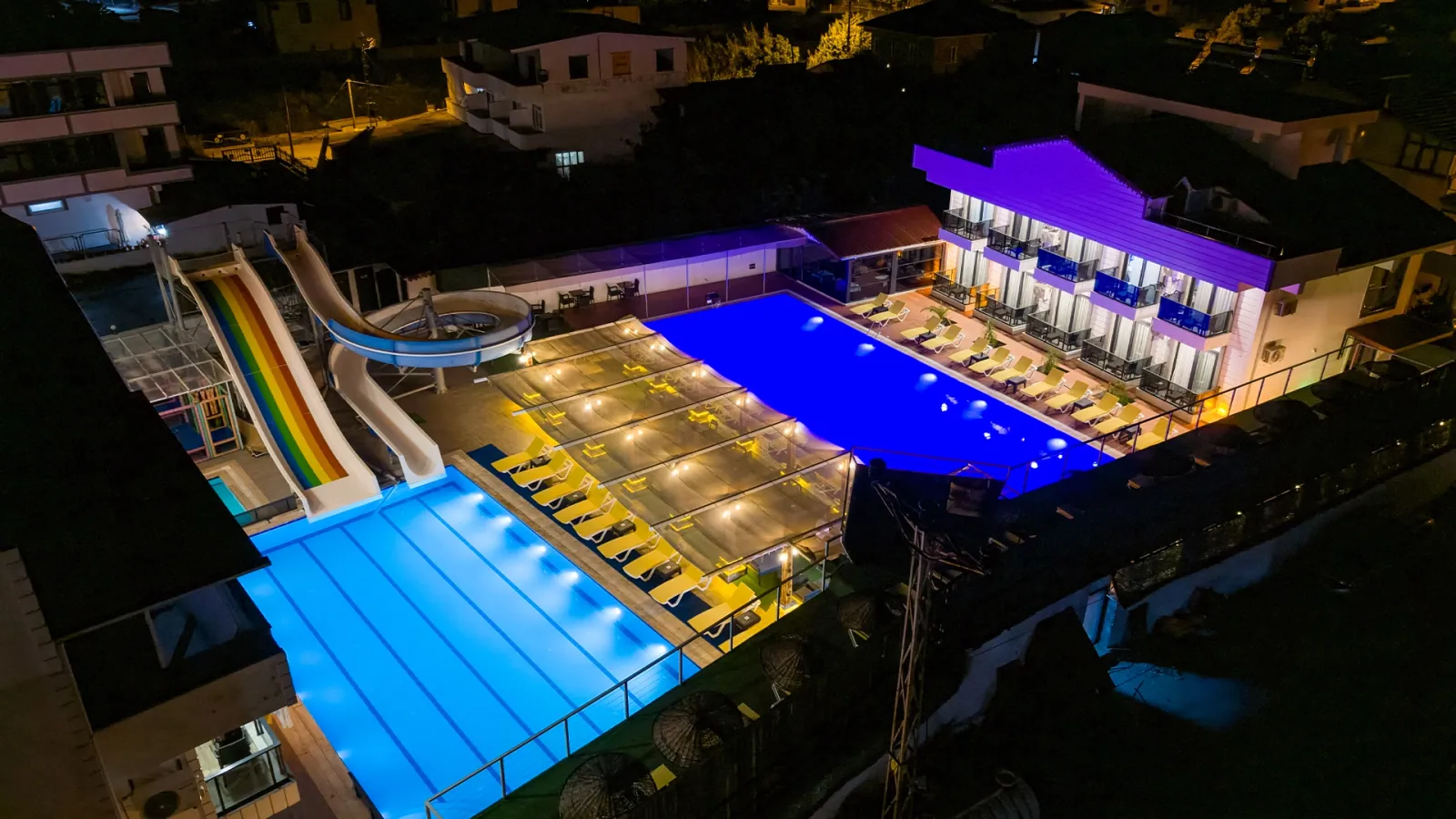 Ataş Aqua Otel gece aydınlatmalı havuz ve aquapark görünümü
