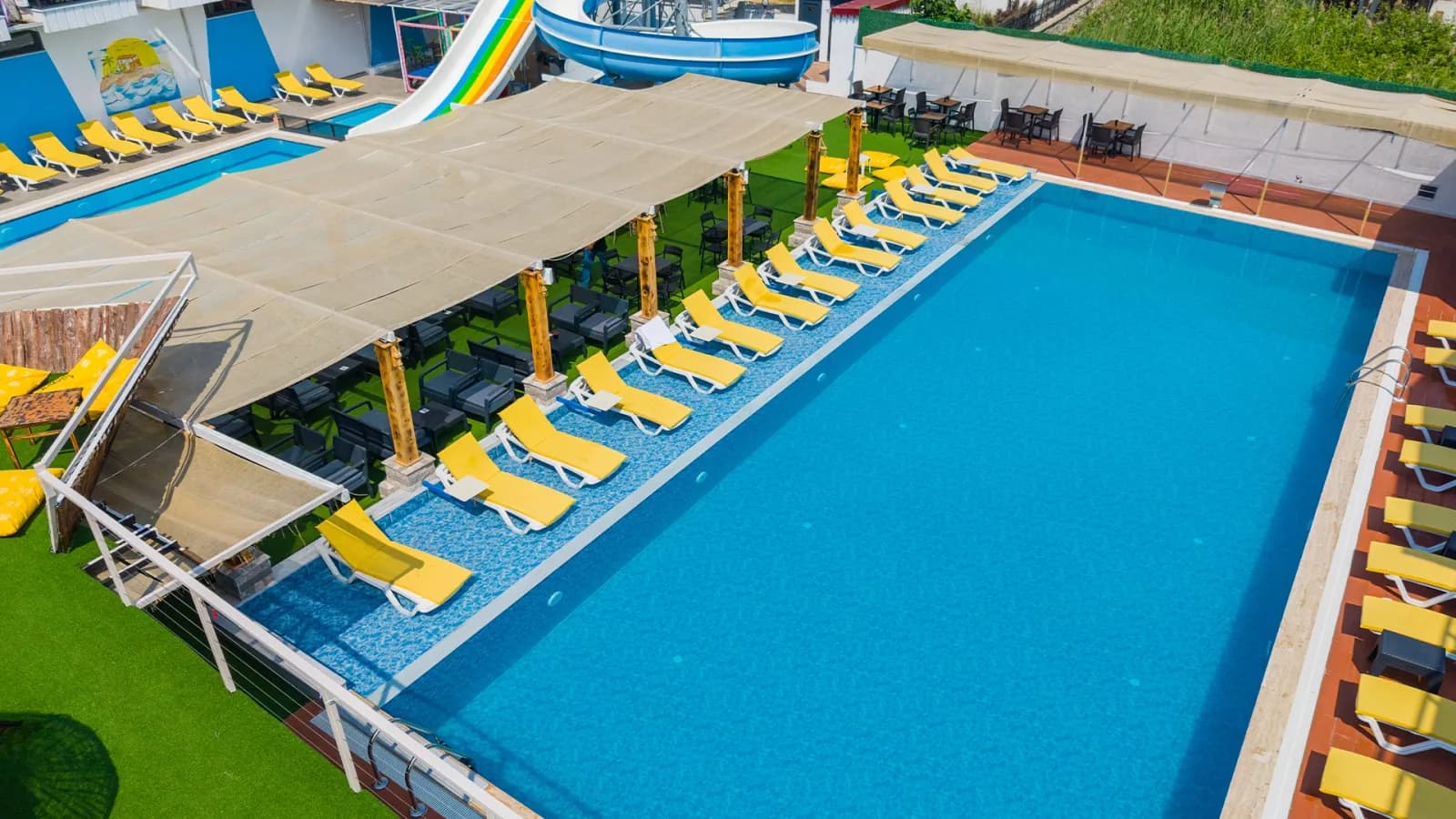Ataş Aqua Otel şezlonglu açık yüzme havuzu