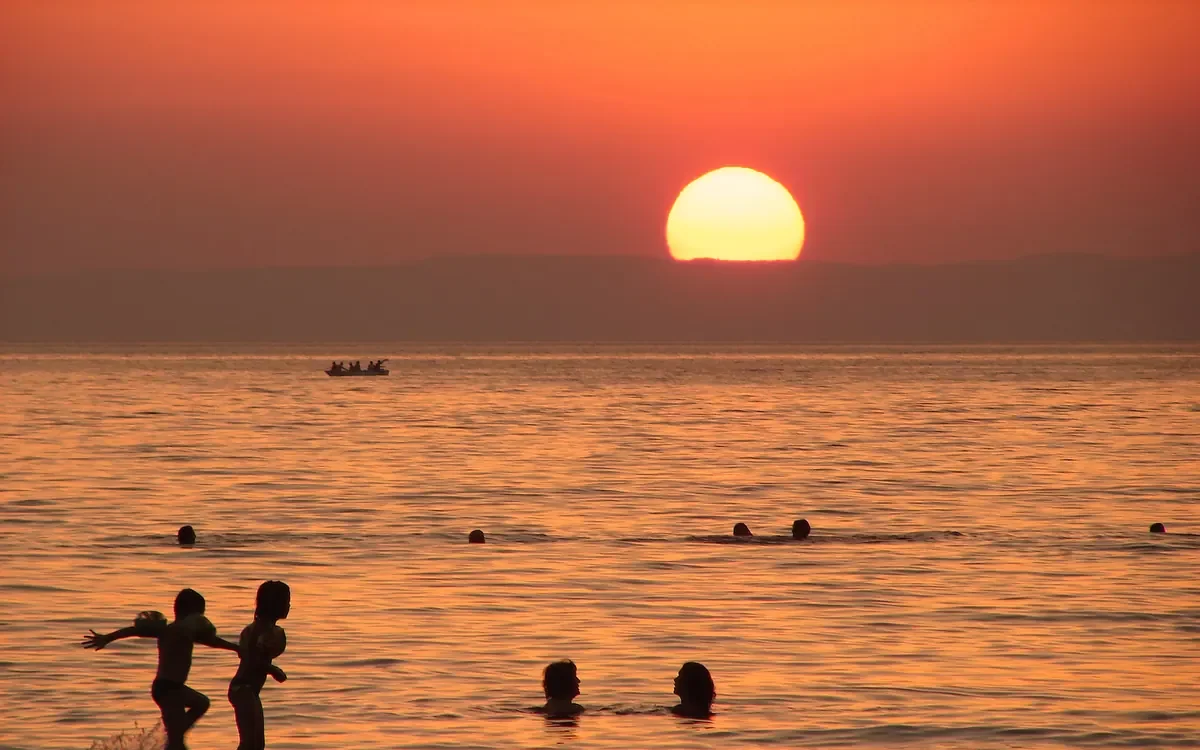 Avşa’da Nerede Kalınır? Bölge ve Otel Seçim Rehberi: Avşa Adası sahilinde gün batımı